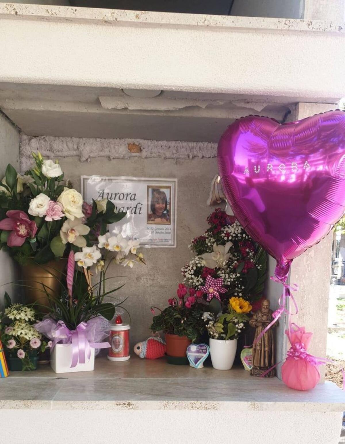 Episodio ignobile al Cimitero di Aprilia: ignoti rubano fiori e lumini dalla tomba della piccola Aurora - 