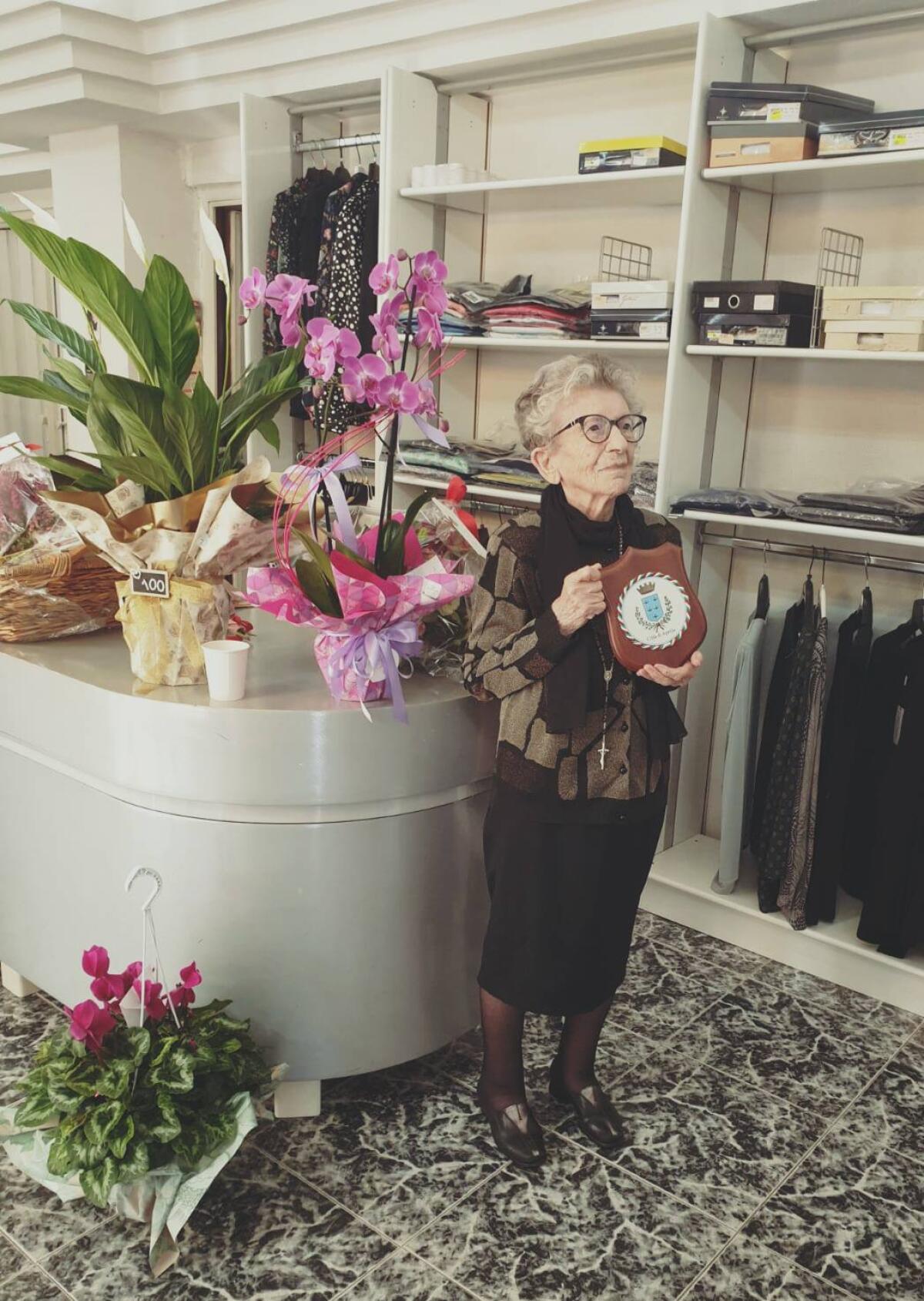 Il Comune di Aprilia dona lo stemma della Città a nonna Aurica Manzini per i suoi 100 anni. - 