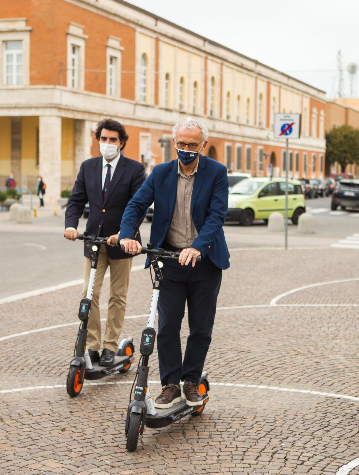 Il Comune di Latina e la Helbiz lanciano il servizio di micromobilità elettrica in sharing: a disposizione 200 monopattini e 100 e-bike. - 