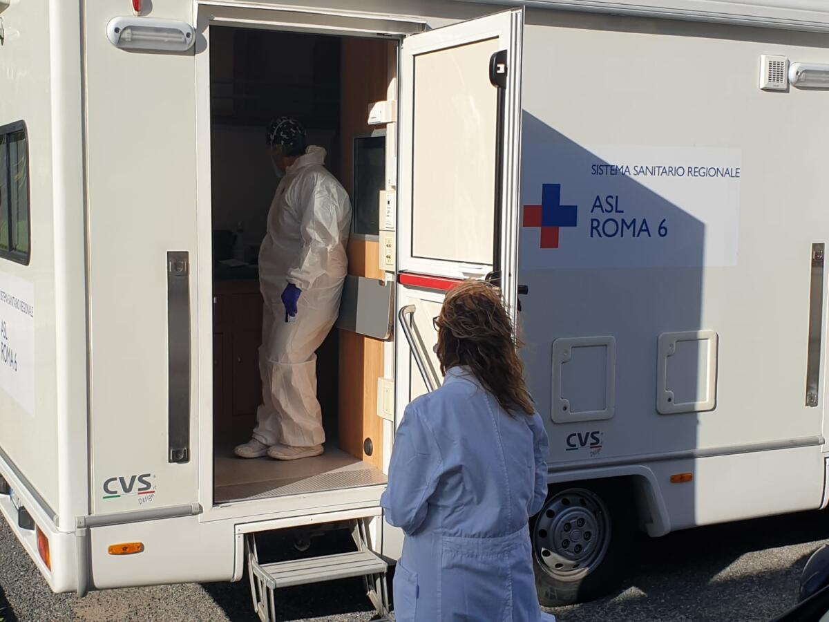 Attivata oggi a Pomezia la postazione drive-in per fare i tamponi Covid. Ecco le prime immagini. - 