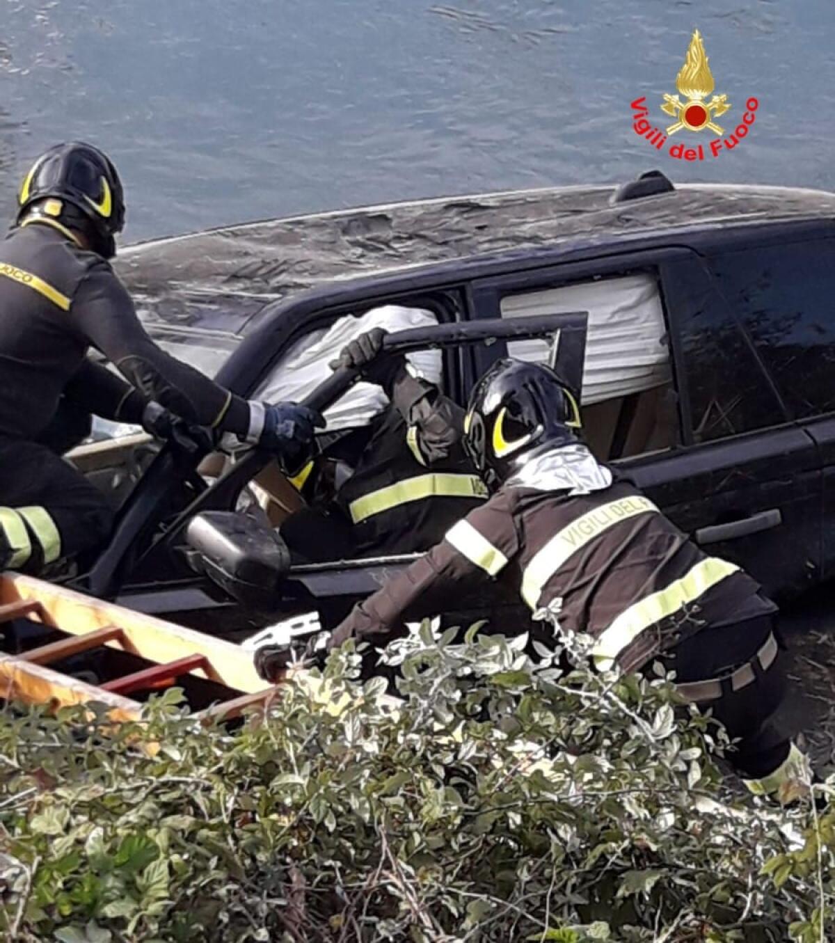 Grave incidente sull’Appia, a Sabaudia: una vettura finisce nel canale pieno d’acqua.  Atterra l'eliambulanza. - 