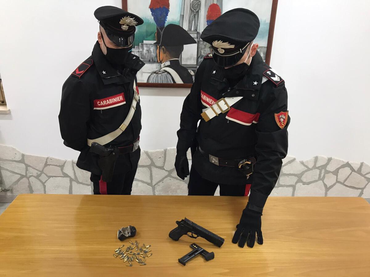 Pomezia, pistola nascosta sotto la tegola della tettoia. 20enne in arresto - 