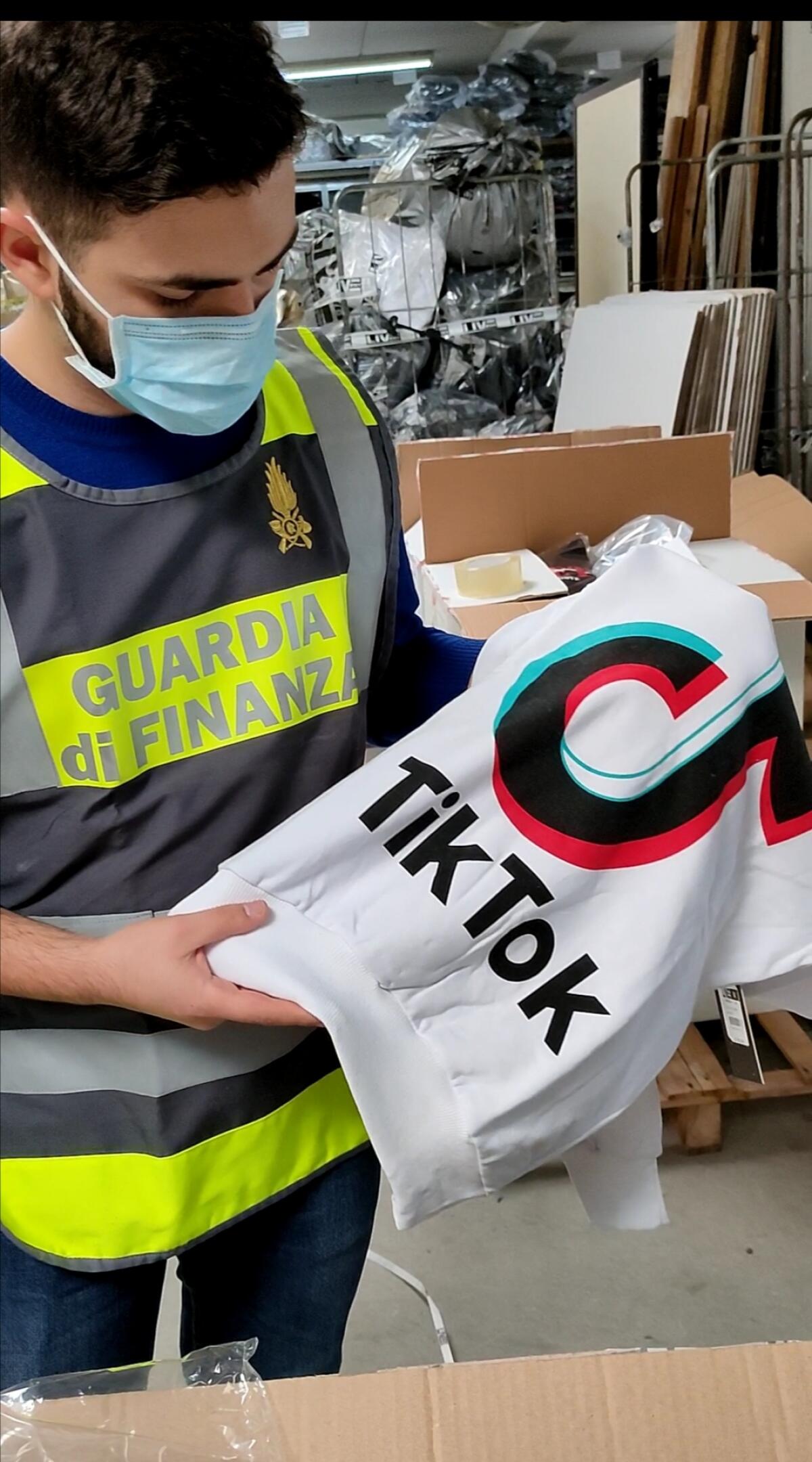 Abiti con marchi falsi venduti in tutta Italia, l'operazione parte da Aprilia - 