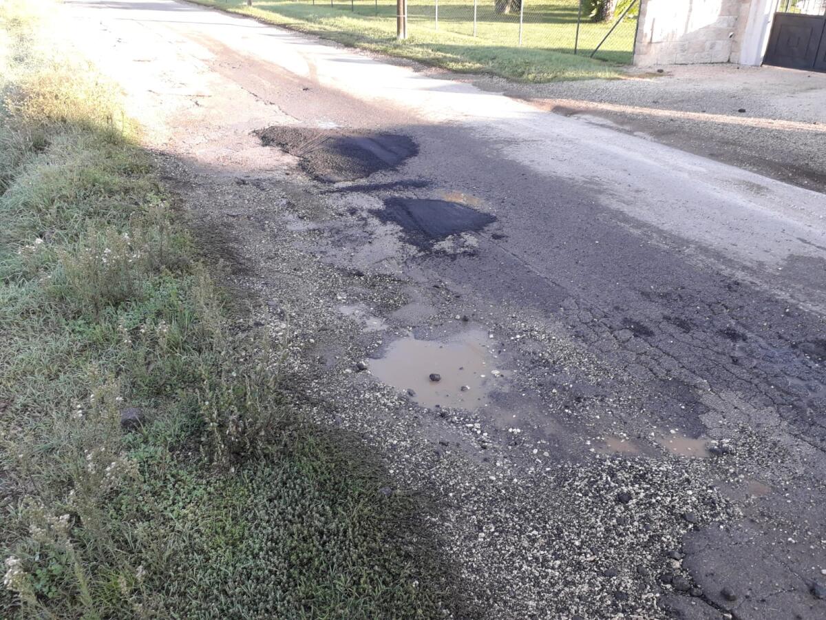 APRILIA - Buche in via Carano rattoppate alla meglio dopo la segnalazione a Studio 93, i cittadini: “arriveremo a Natale?”. - 