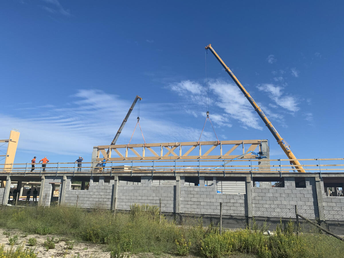 Nuovo palazzetto dello sport ad Aprilia: posizionata la trave portante in legno. Il 26 ottobre un seminario di studio con visita al cantiere. - 