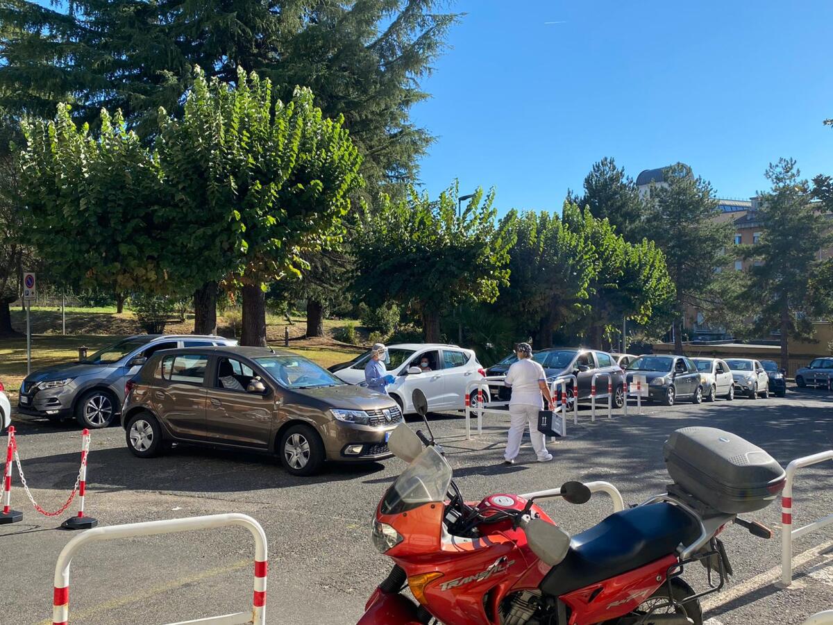 Traffico di nuovo in tilt a Genzano per le lunghe code al drive in Covid. Cittadini esasperati. - 