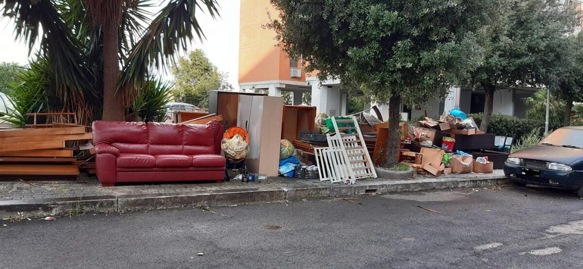 Aprilia - Ingombranti lasciati in strada senza programmare il ritiro con la Progetto Ambiente, "Attenersi alle regole" - 