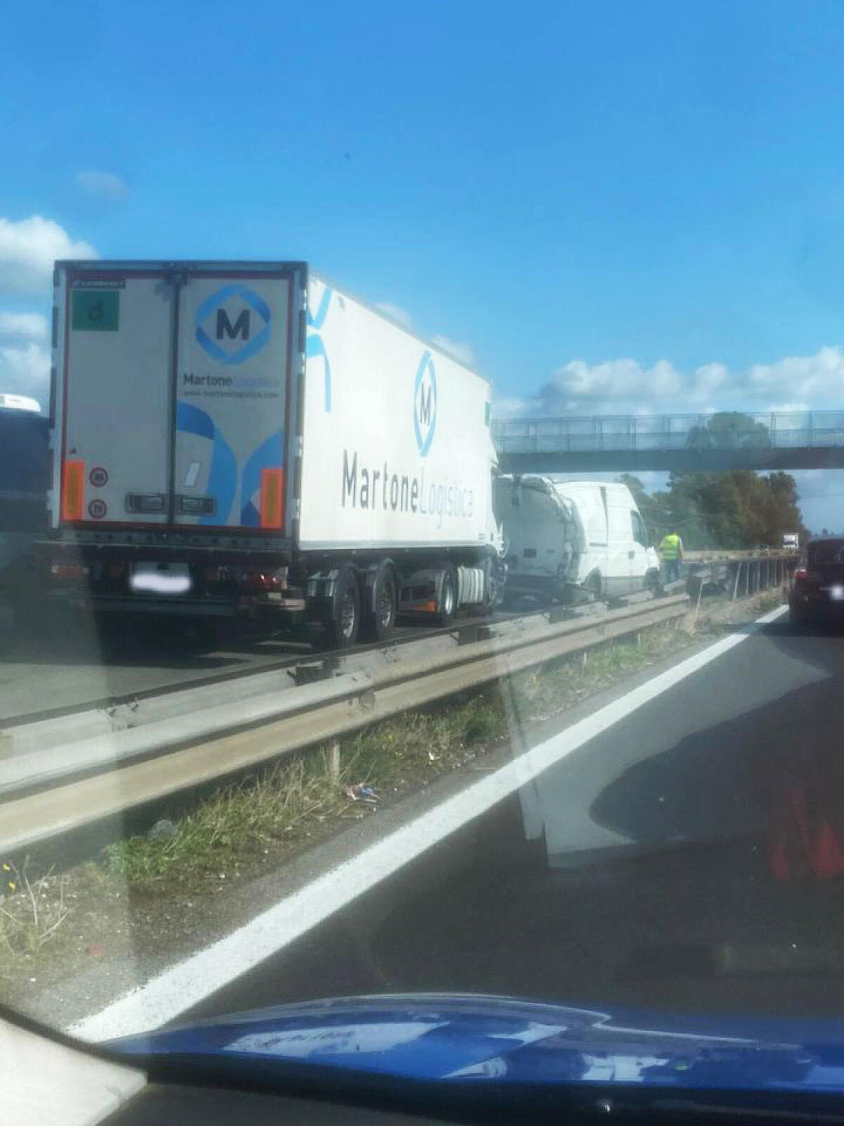 Secondo incidente sulla Pontina, in direzione di Latina, si scontrano un camion, un furgone ed un'auto - 