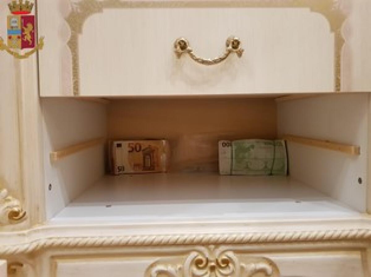 Droga, denaro e preziosi in casa: la Polizia arresta  una nota pregiudicata di Latina. - 