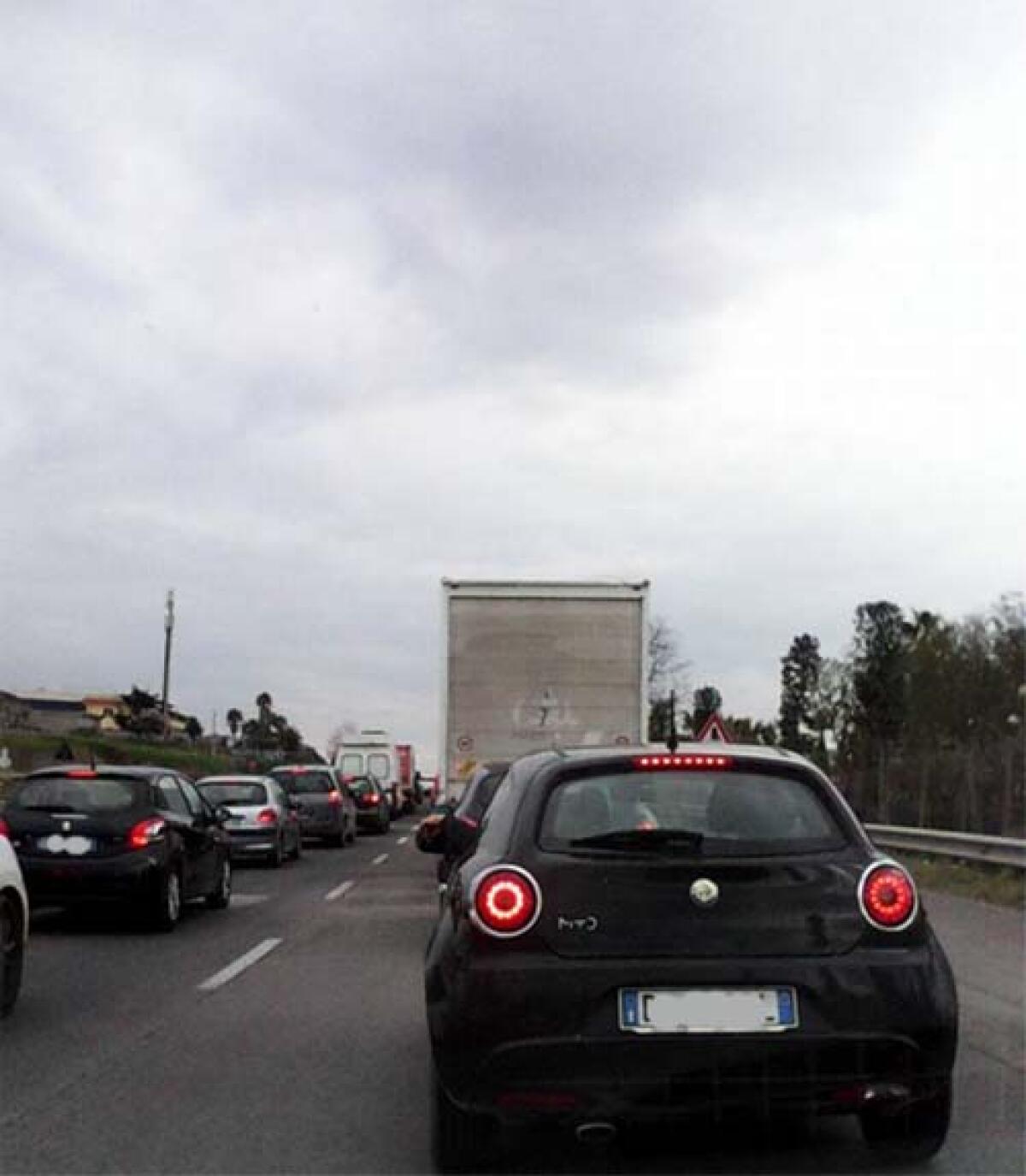 Code questa mattina sulla Pontina per un incidente all’altezza di Castel Romano. - 