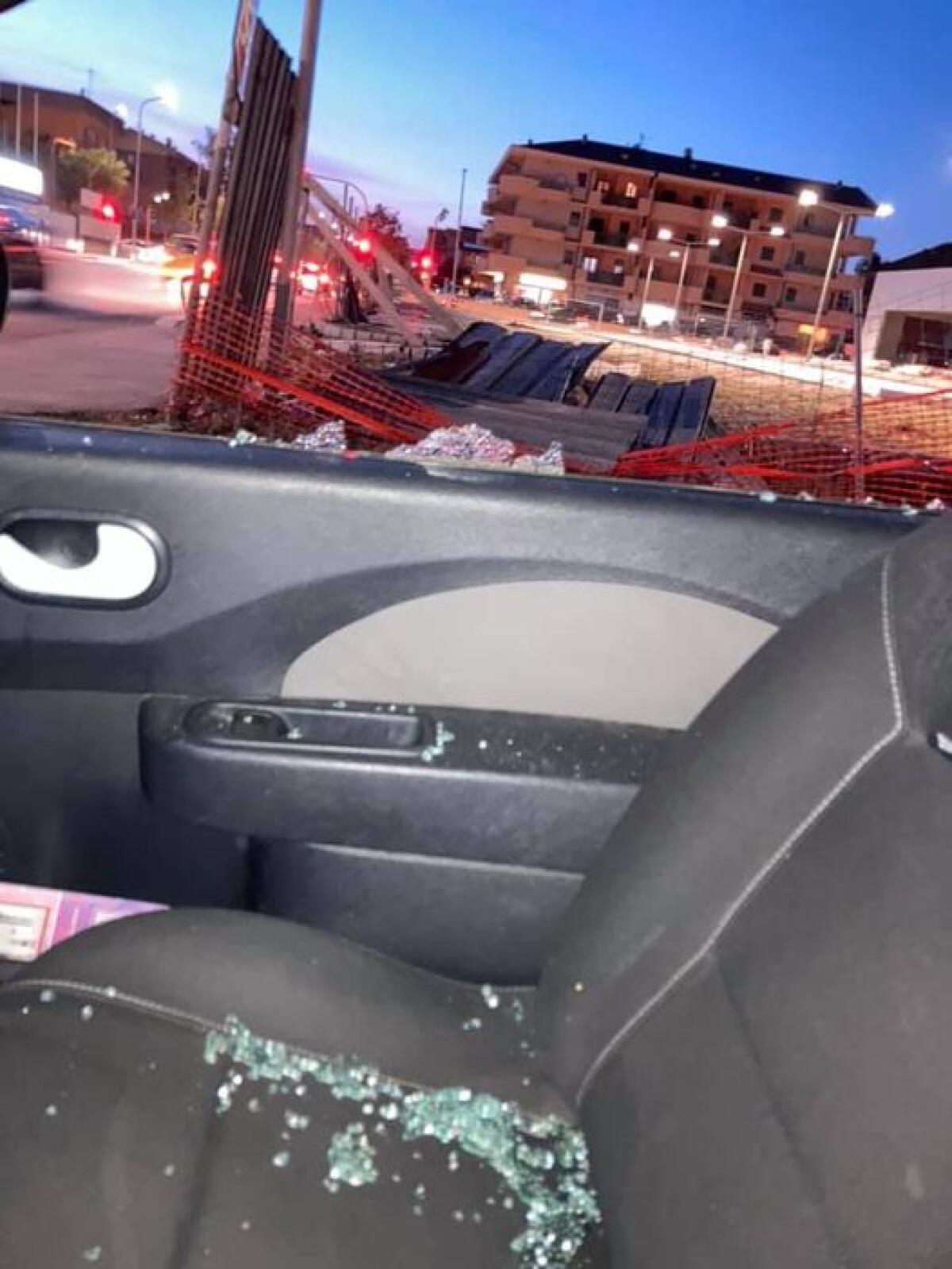 Danni alle auto parcheggiate in strada: ad Aprilia negli ultimi giorni diversi casi. - 