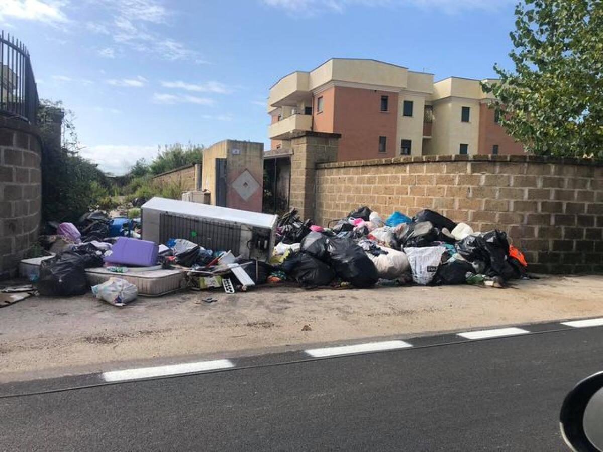 Montagne di rifiuti in strada nel quartiere Sandalo di Ponente, a Nettuno: il Comune ignora le segnalazioni. - 
