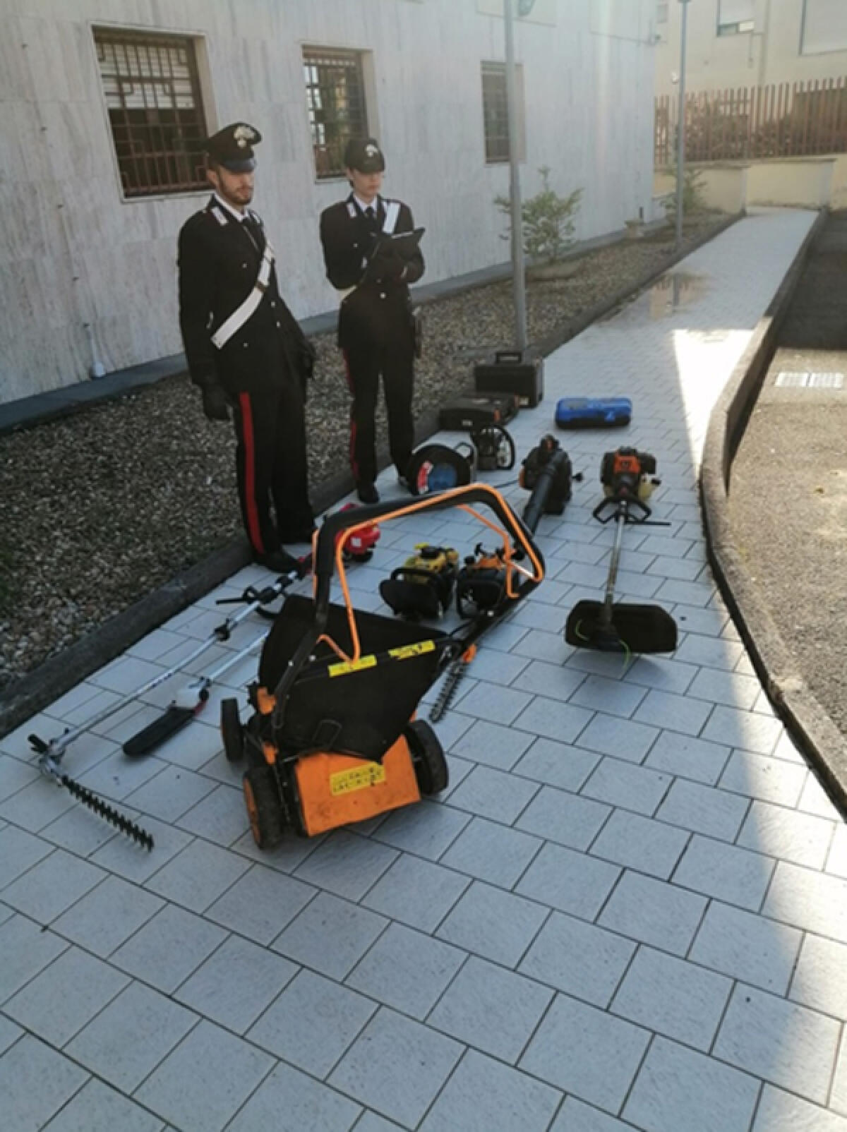 Rubano un furgone in pieno giorno e si danno alla fuga: 3 uomini di Aprilia arrestati dai Carabinieri - 