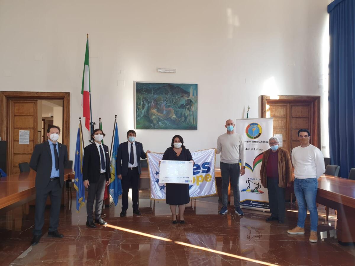 Sabaudia è “Comune Europeo dello Sport 2022”, il presidente dell’Aces Italia consegna la targa. - 