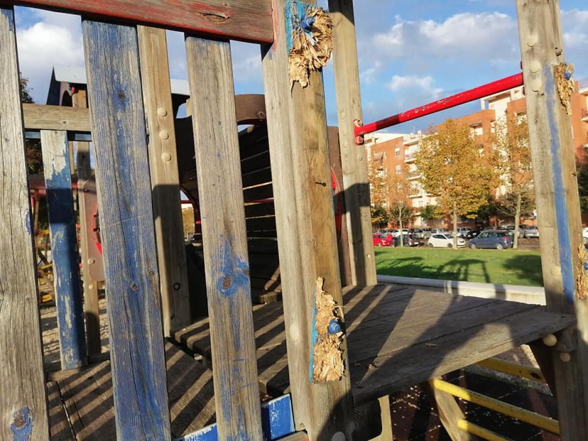 Aprilia, vandali al parco Europa: danneggiati alcuni giochi - 