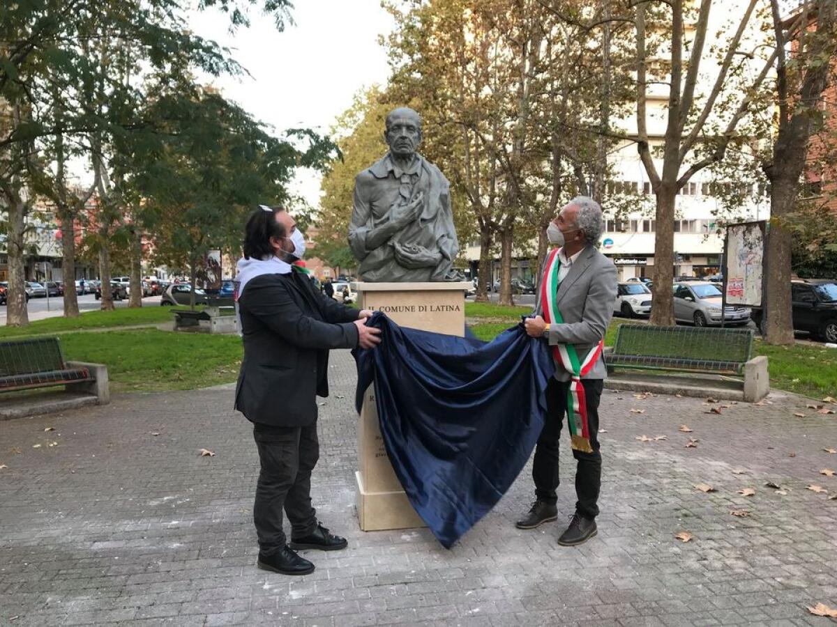 Latina, ripristinato il busto del Presidente Pertini danneggiato a marzo - 