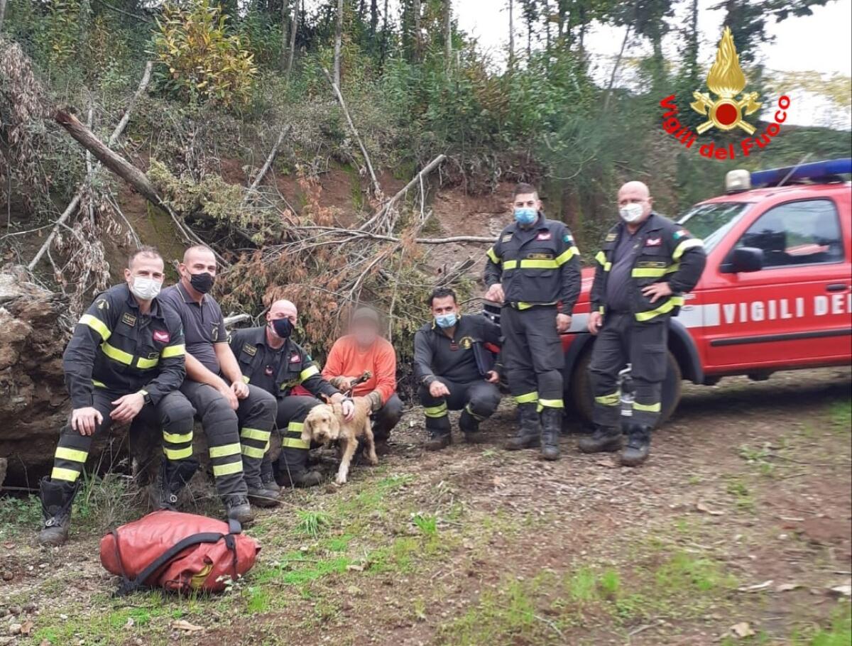 I vigili del fuoco di Aprilia salvano il cane Athos caduto in un canalone - 