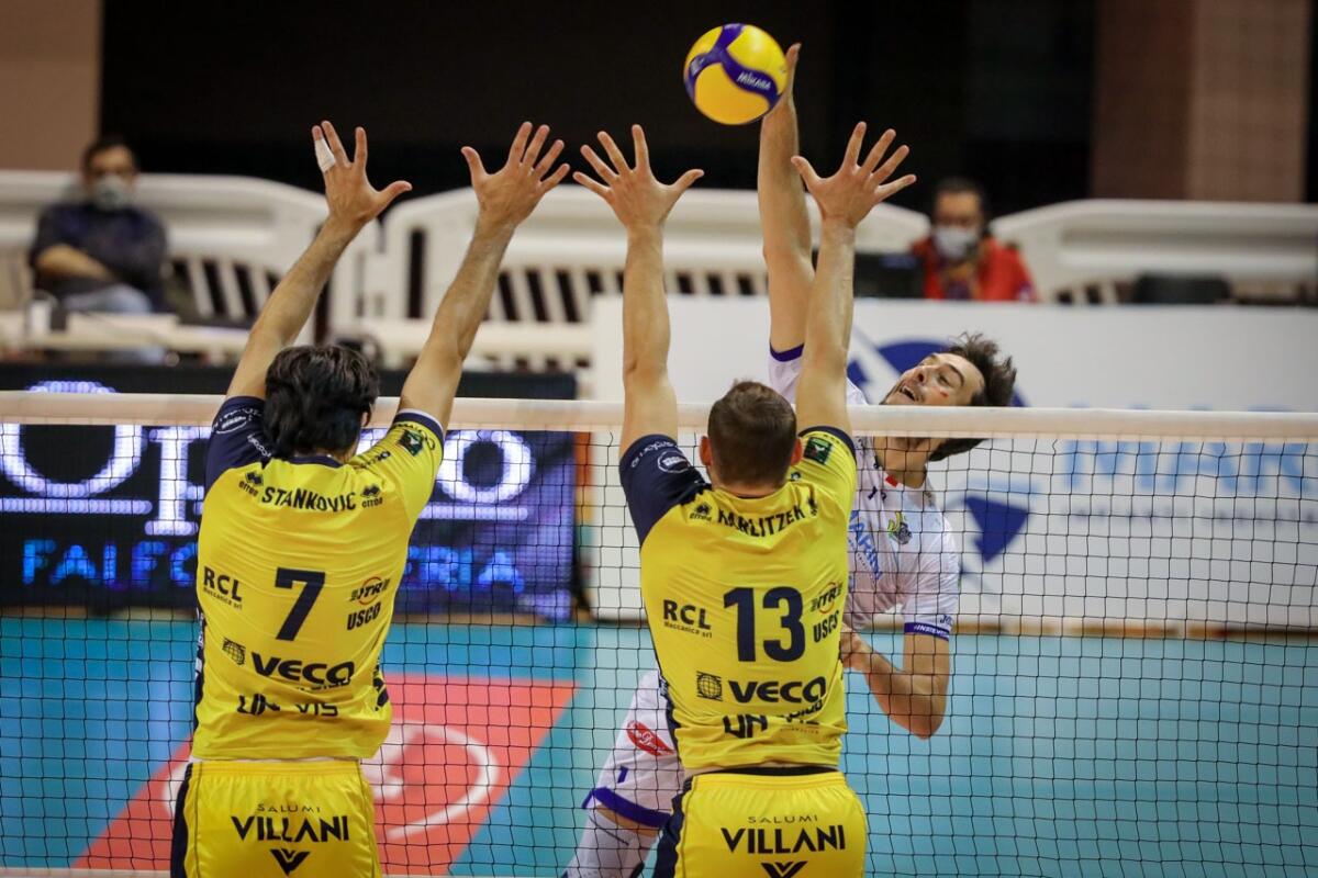 Pallavolo di Superlega: la Top Volley Cisterna lotta per oltre due ore ma cede al Modena al tie-break (2-3). - 