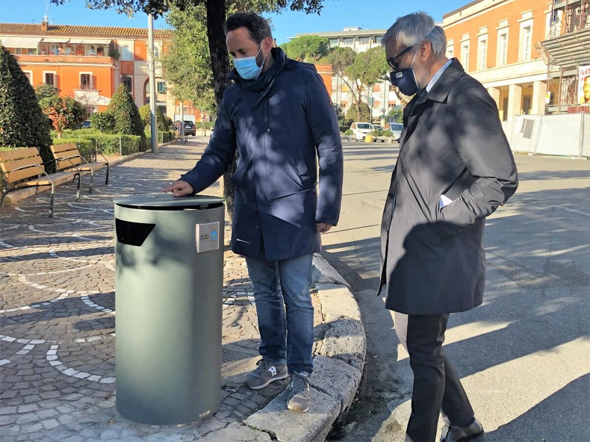 Installati i nuovi cestini gettacarte nel centro di Latina - 