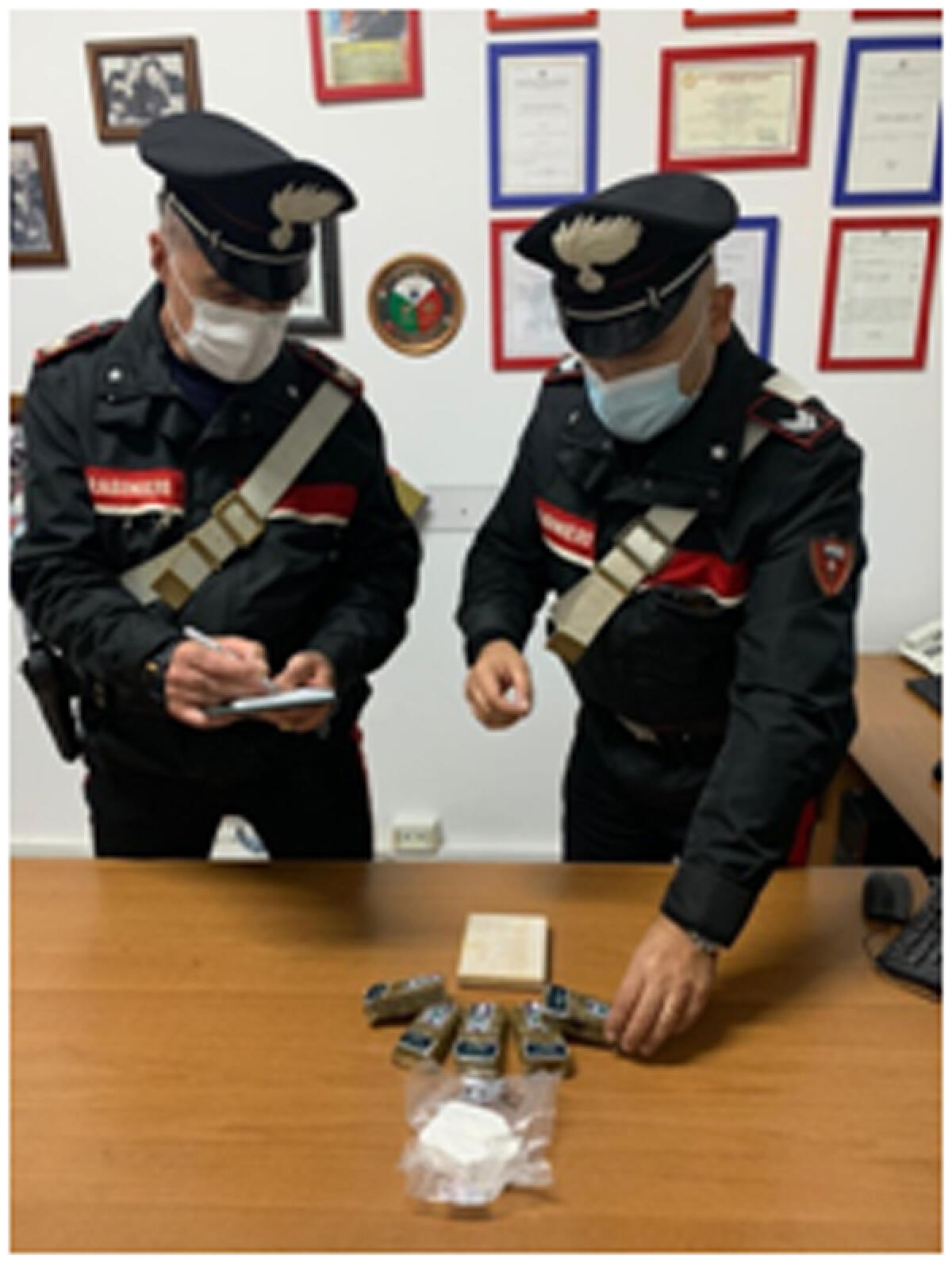 Panetti di hashish e cocaina, 38enne arrestata - 