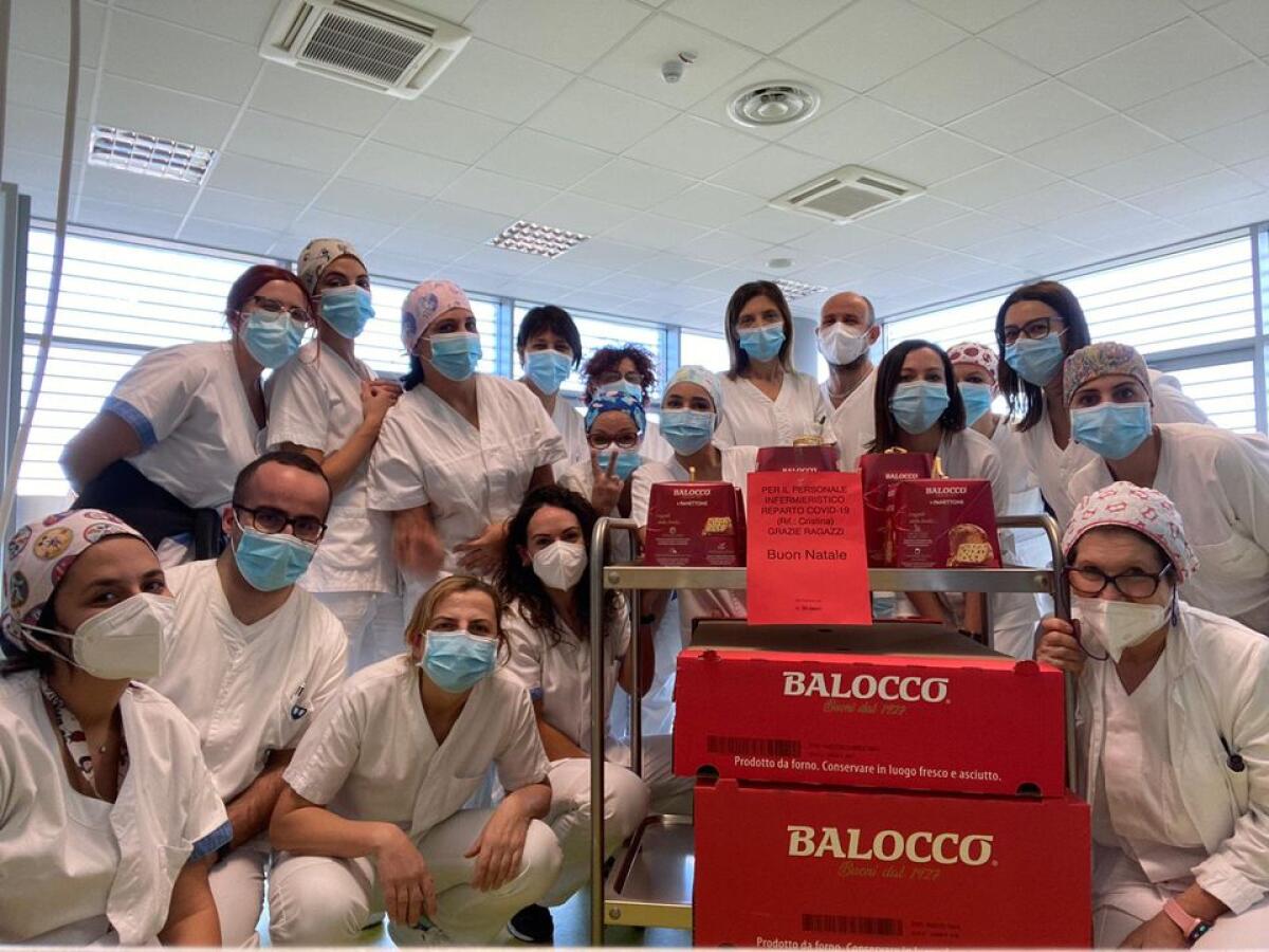 Dimessa dal reparto Covid dell'ospedale dei Castelli regala panettoni a medici e infermieri - 