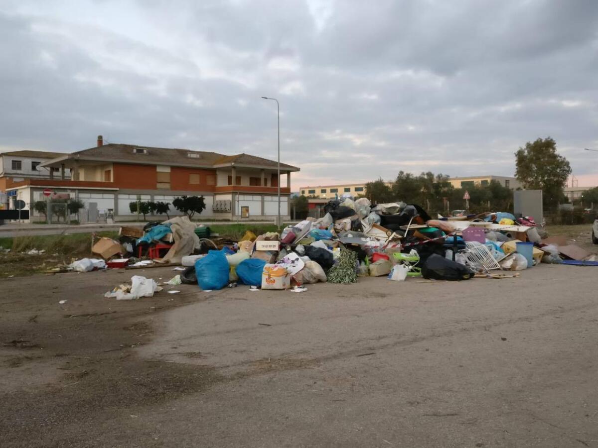 Cumuli di rifiuti vicino al Liceo Meucci di Aprilia FOTO - 