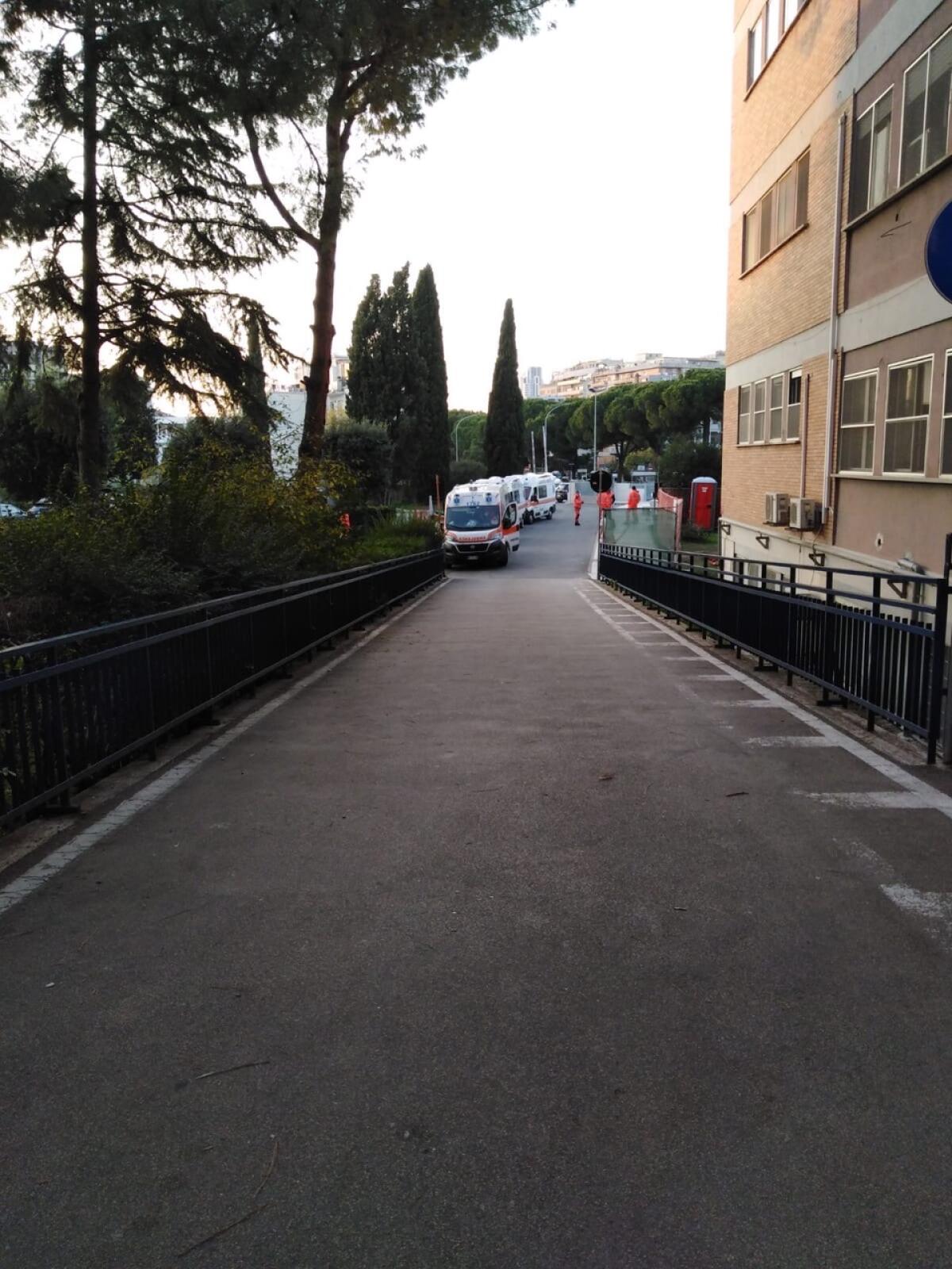 Covid, posti letto in esaurimento: al via i lavori per l'ospedale da campo al Goretti - 