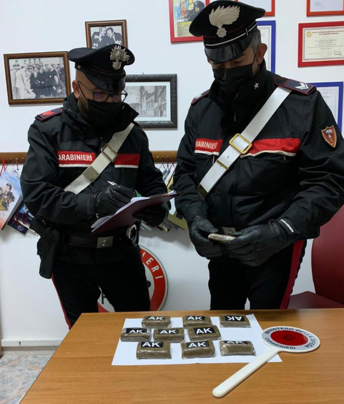 Controlli antidroga a Formia, recuperato 1 kg di hashish: 2 arresti - 