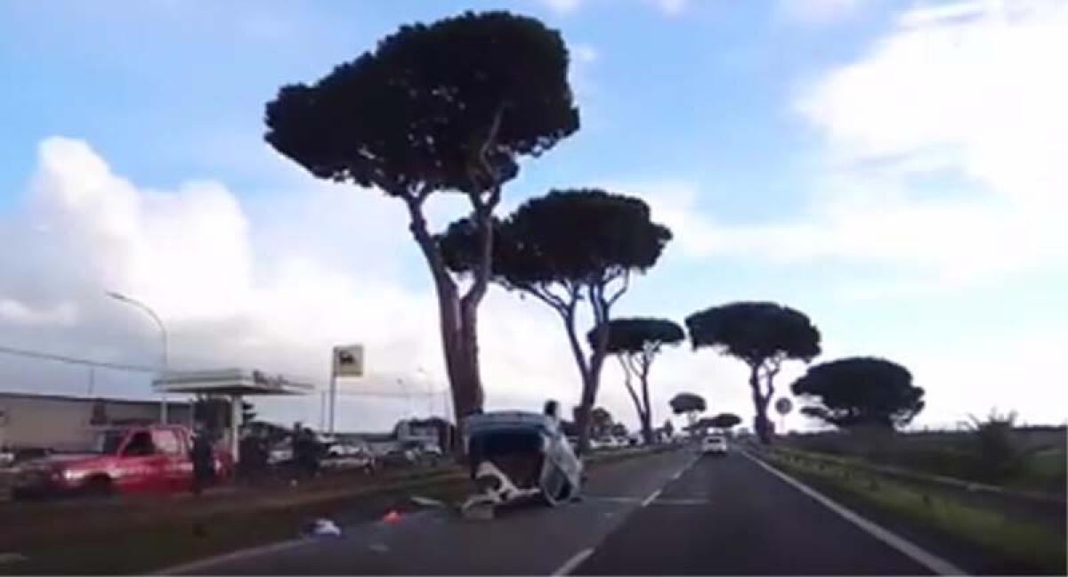 Pontina, auto si ribalta a Castel Romano. Lunghe code - 