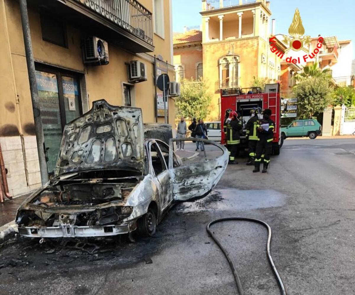Auto a fuoco nel sud pontino, intervengono i vigili del fuoco - 