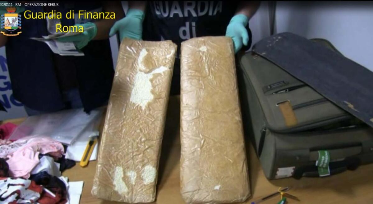 Operazione "Rebus" all'aeroporto di Fiumicino: sequestrati 52 kg di droga, tra cocaina ed eroina. 18 arresti - 