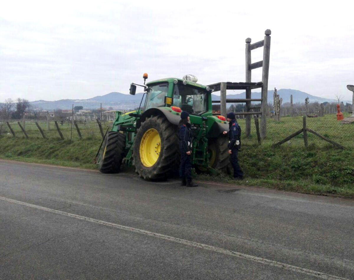 CISTERNA - La figlia ed il genero gli vietano di usare il trattore: li aggredisce con una vanga. - 
