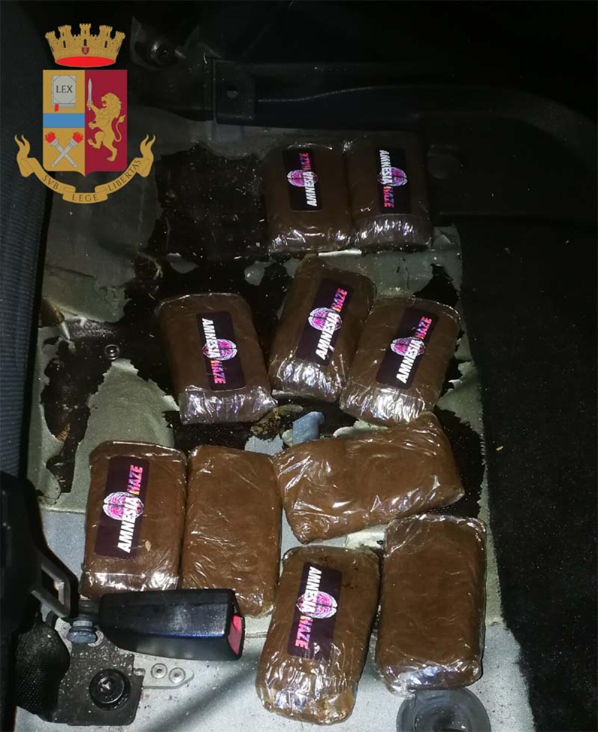 Con un pulsante segreto aprivano un vano nell’auto: sequestrato 1 kg di droga tra hashish e marijuana, 3 arresti - 