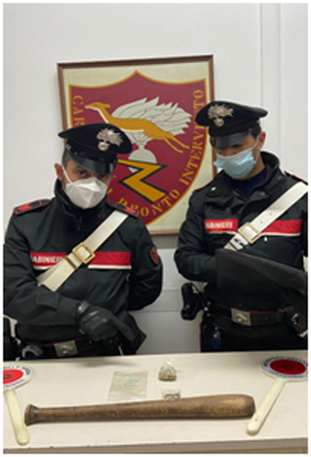 Mazza da baseball e marijuana in auto, 42enne denunciato a Latina - 