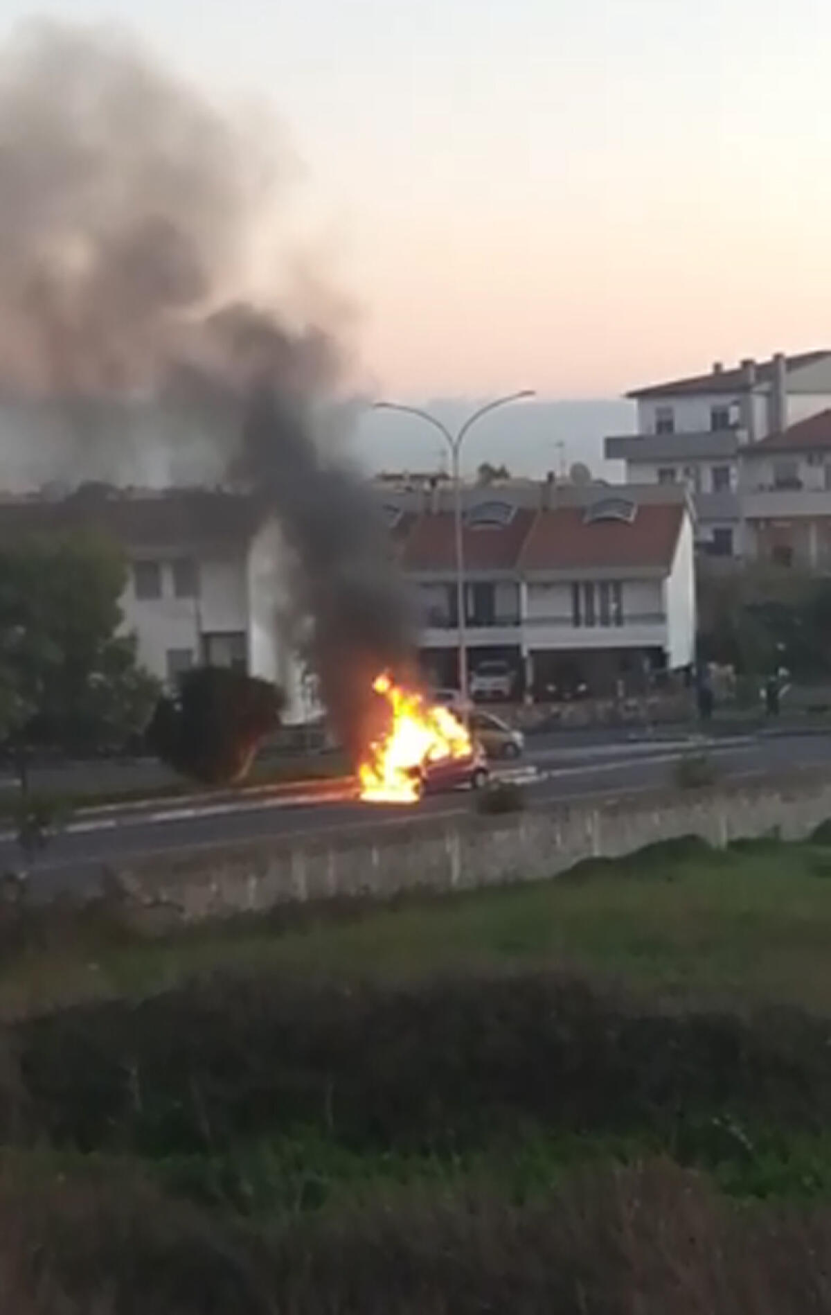 Auto in fiamme ad Aprilia, intervengono  i vigili del fuoco - 