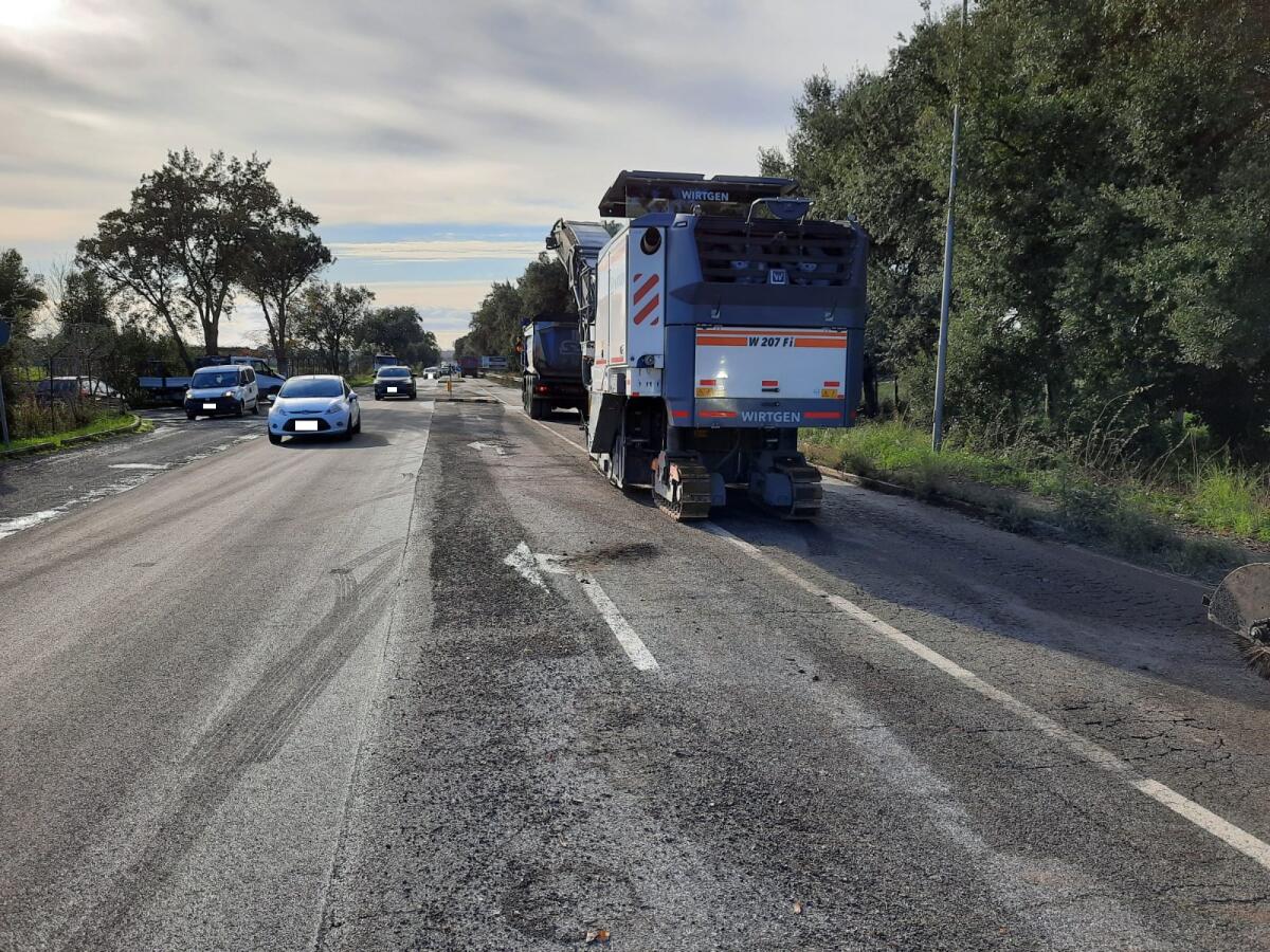 Al via i lavori di manutenzione lungo via Arno, a Pomezia. - 