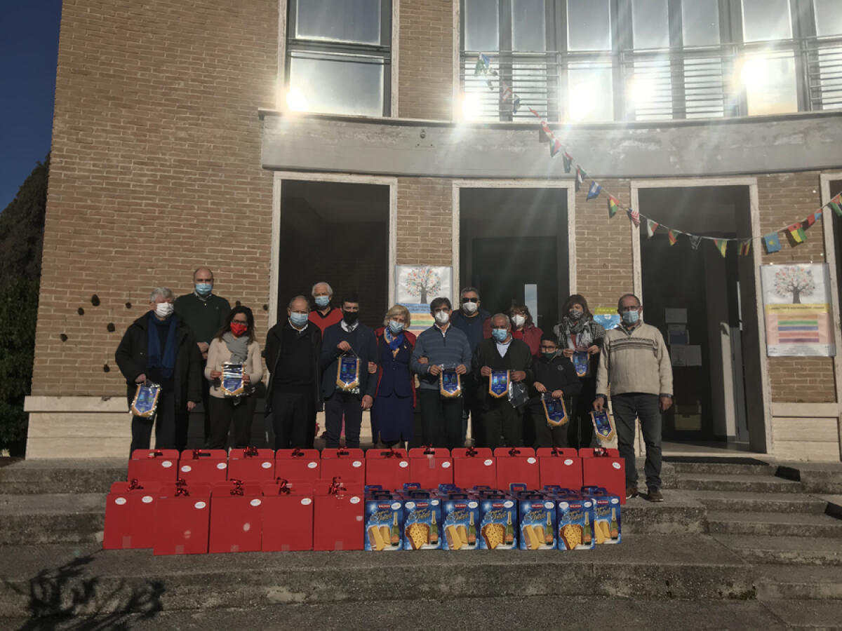 Il Rotary Club Aprilia-Cisterna consegna 20 pacchi-dono per le famiglie bisognose - 