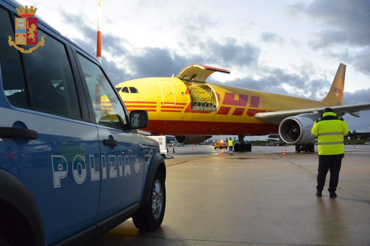La Polizia Stradale del Lazio scorta i nuovi lotti vaccinali giunti questa mattina all’aeroporto Ciampino. - 