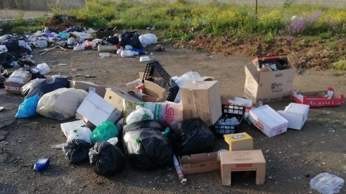 Ardea - Gettano imballaggi in strada recapitati da Amazon, identificati tramite gli indirizzi sui cartoni. Multati - 