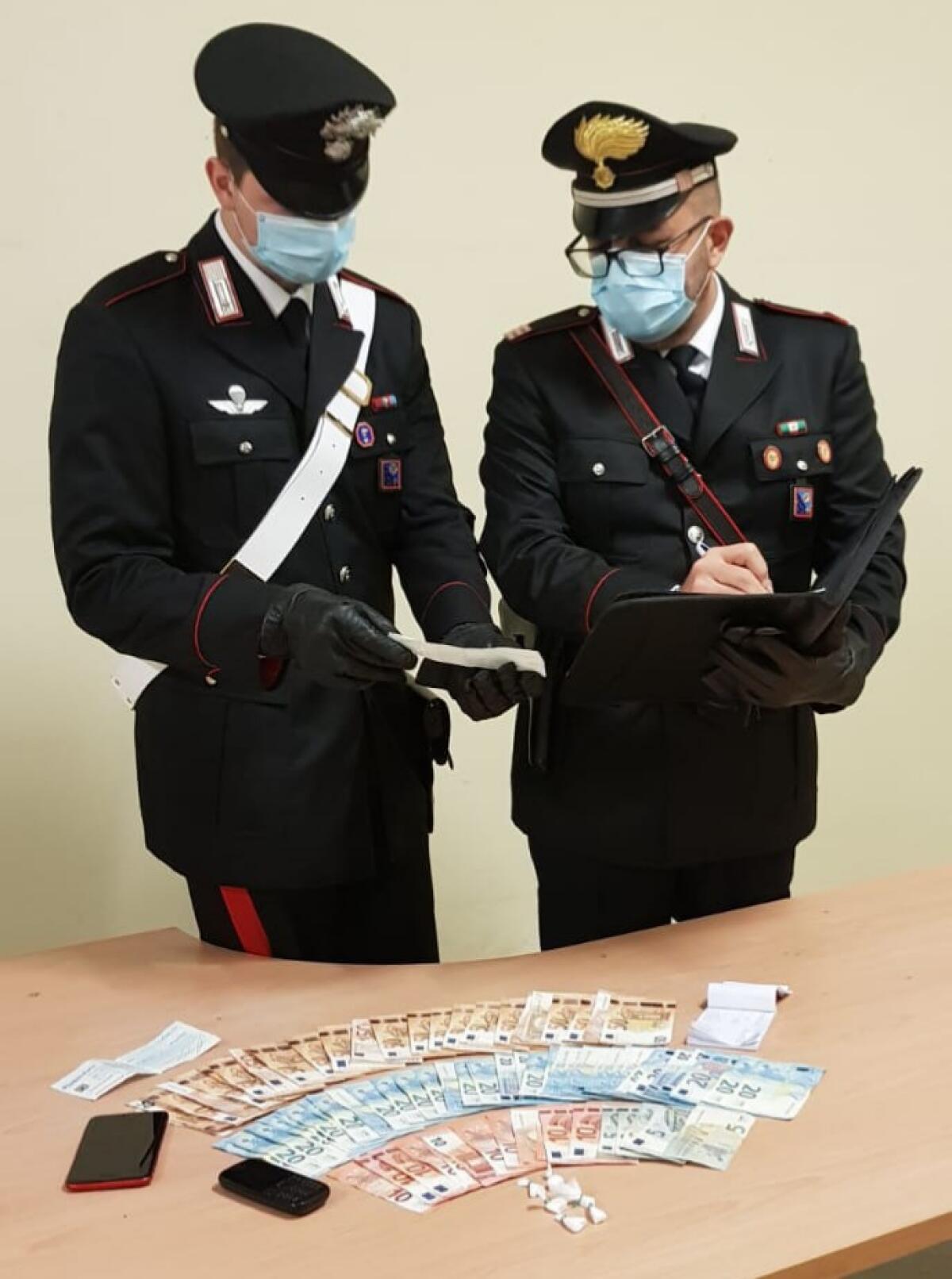 Sorpreso a cedere cocaina a pochi metri da casa sua, a Torvaianica: i Carabinieri di Pomezia arrestano un 31enne. - 