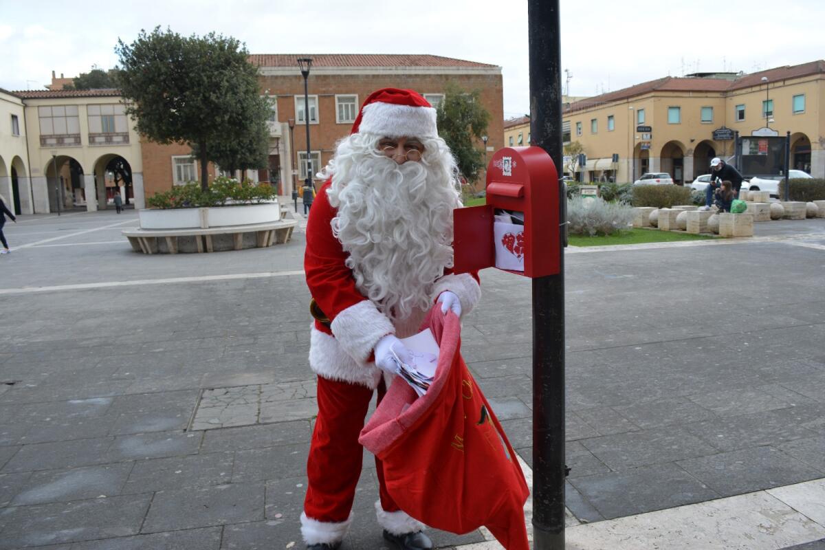 POMEZIA - Babbo Natale ritira le lettere dei bambini in piazza Indipendenza. La Coldiretti dona al Comune pacchi alimentari. - 