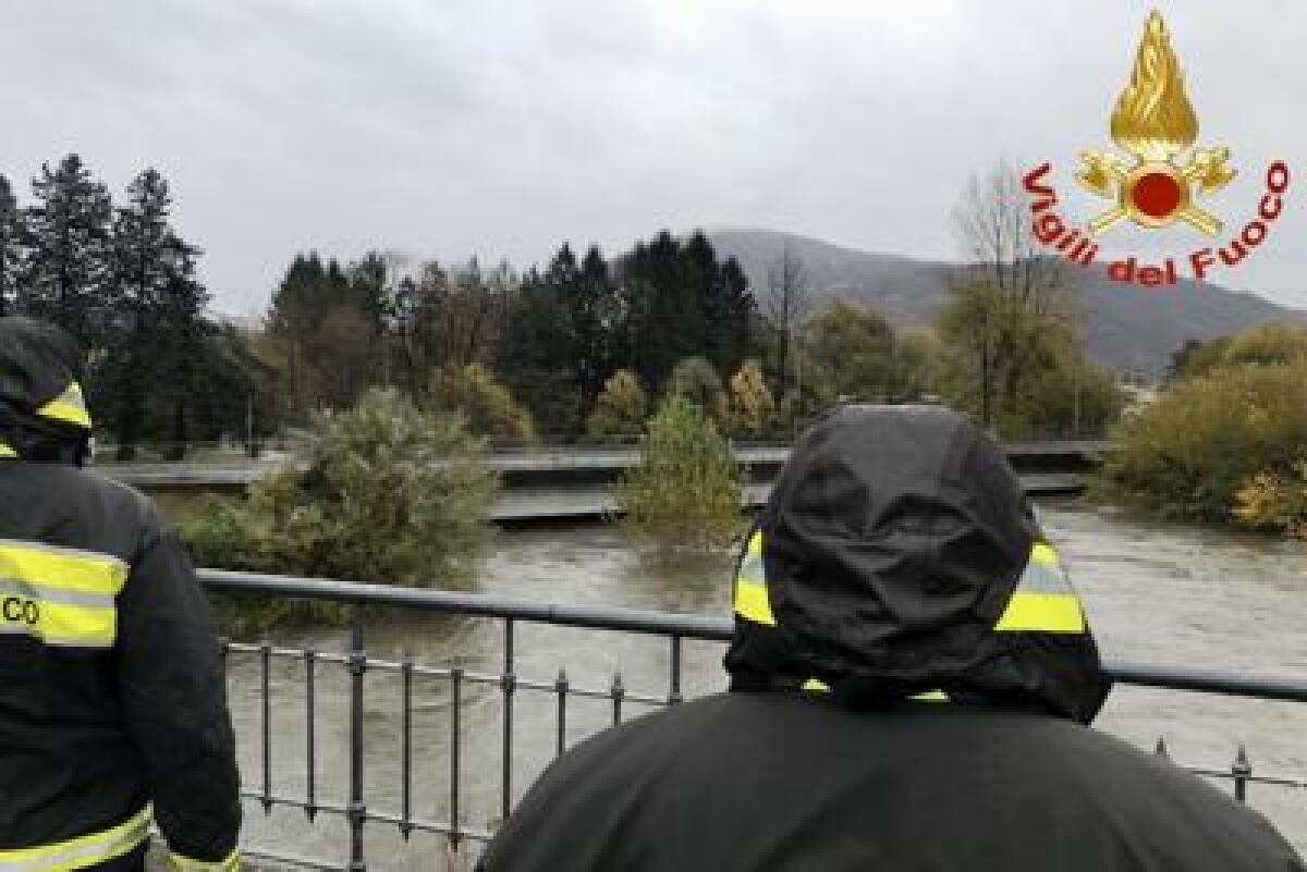 Il fiume Garigliano, nell’area delle terme di Suio, nel sud pontino, rompe gli argini. - 