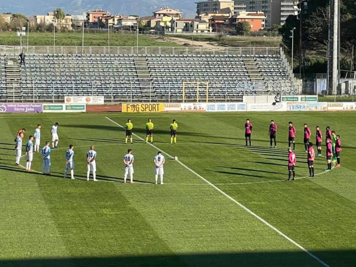 Calcio, l'Aprilia vince al Quinto Ricci contro Tolentino. Un minuto di silenzio per Pablito - 