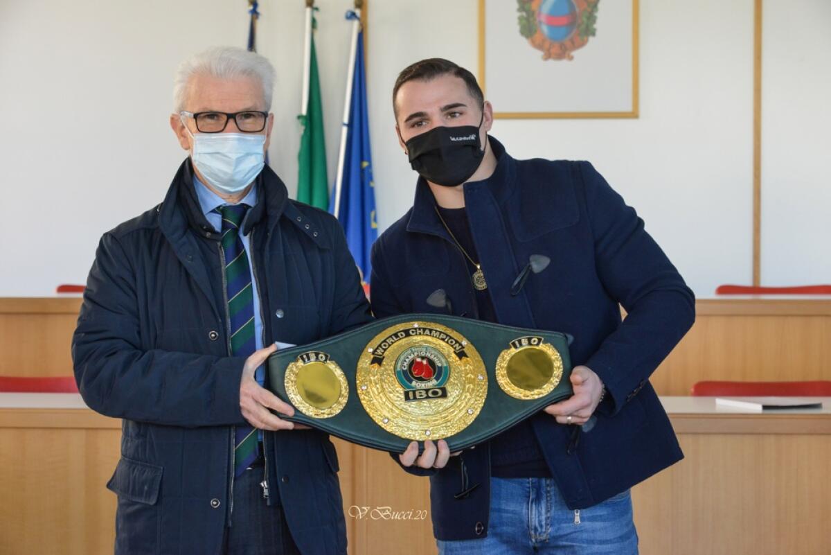 Incontro in Comune a Fondi con il pugile e campione mondiale Michael Magnesi. - 