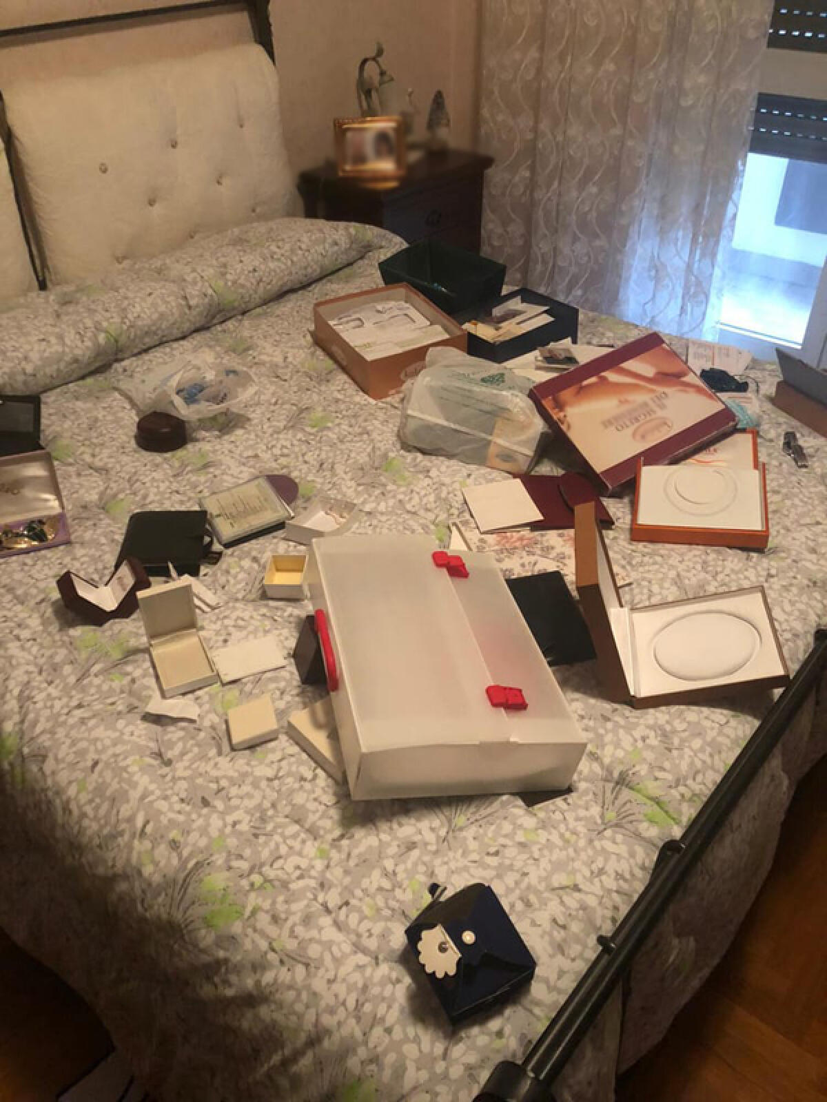 Appartamento a soqquadro al Quartiere Primo di Aprilia: in azione in pieno giorno due donne, riprese dalle telecamere. Spariti i gioielli di famiglia. - 