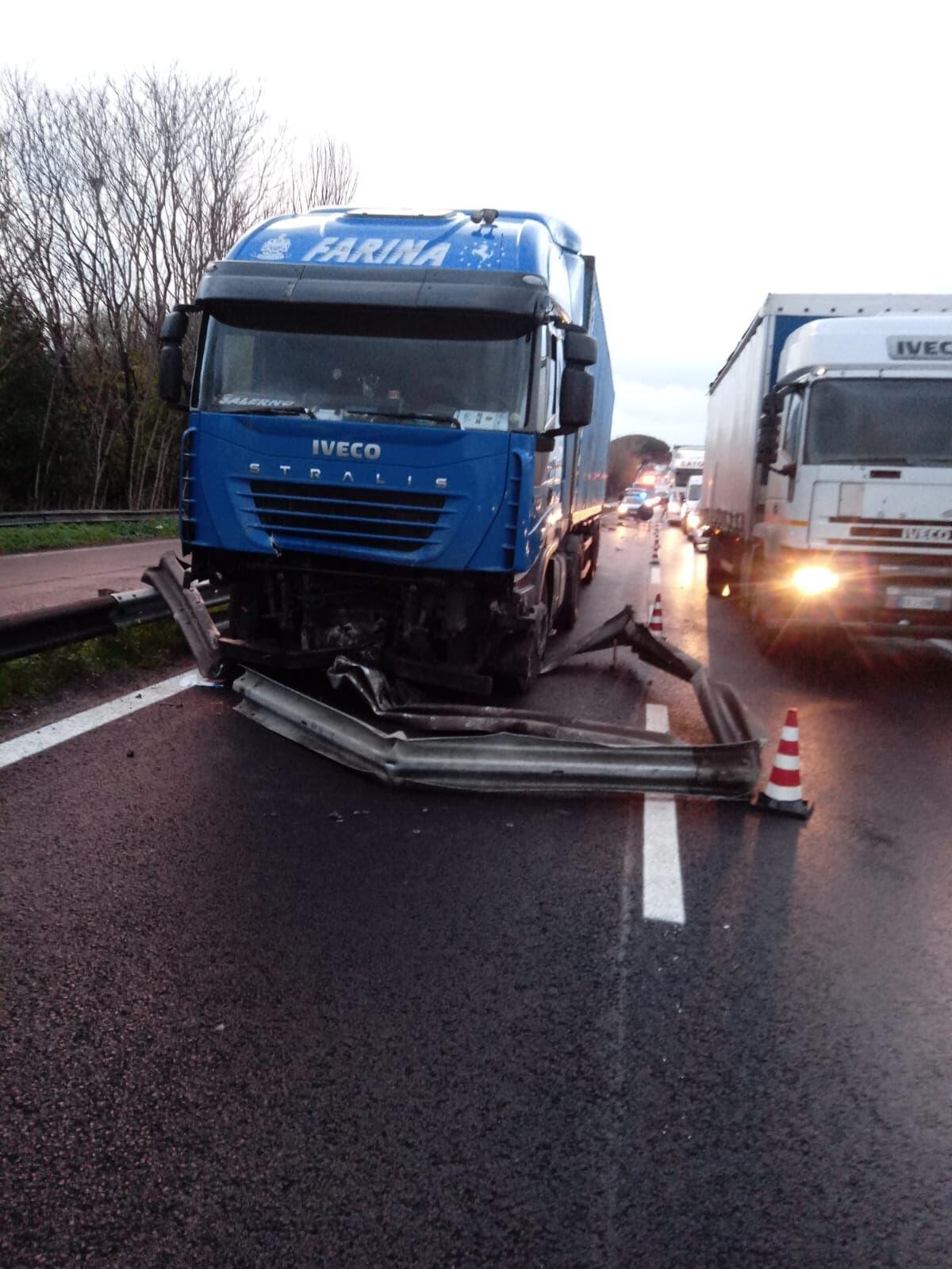 Autoarticolato porta via centro metri di guard rail sulla Pontina: code in direzione Sud. - 