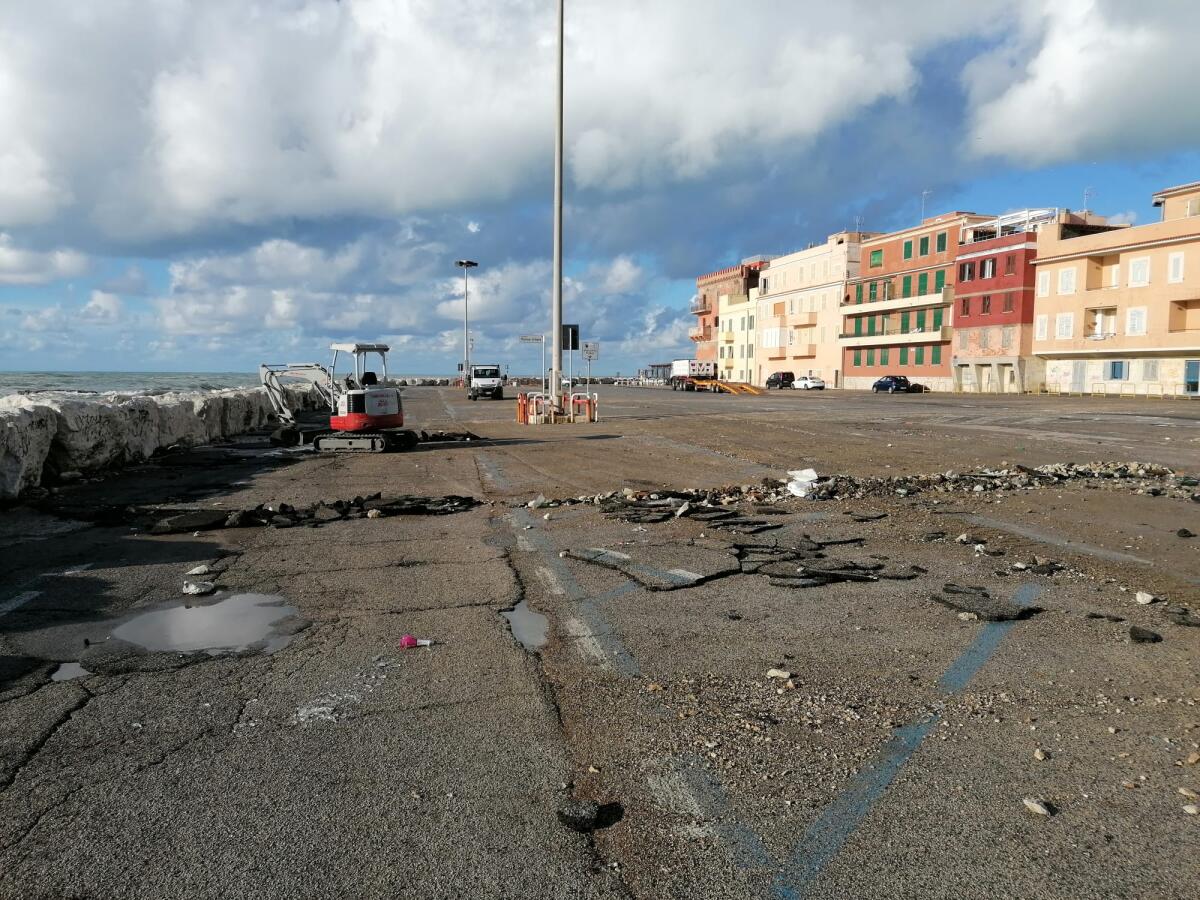 Bonifica straordinaria di Piazzale Marinai d’Italia ad Anzio dopo la forte mareggiata di questi giorni. - 