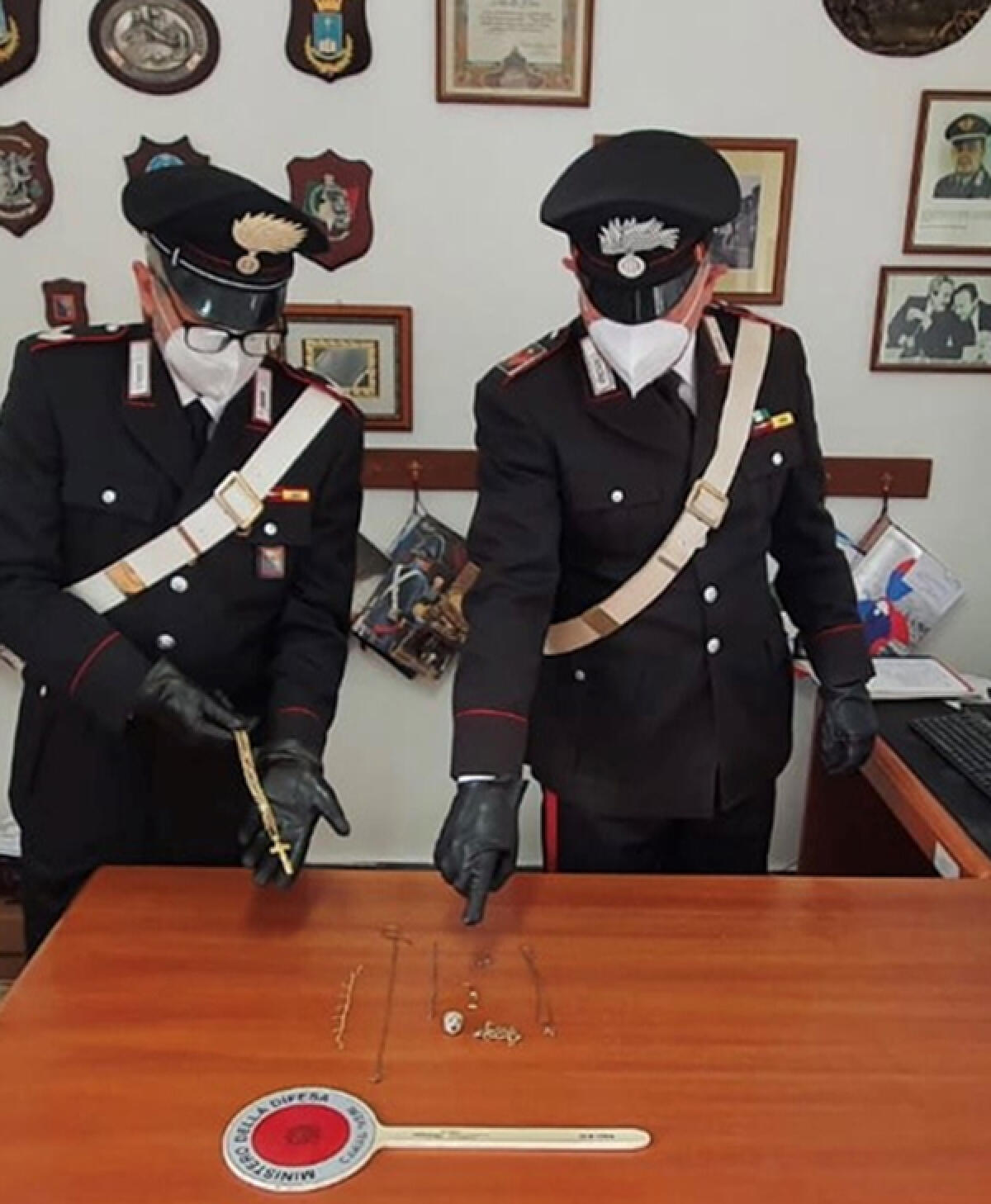 Ruba i gioielli al nonno, denunciato un 18enne di Castelforte, nel sud pontino. - 