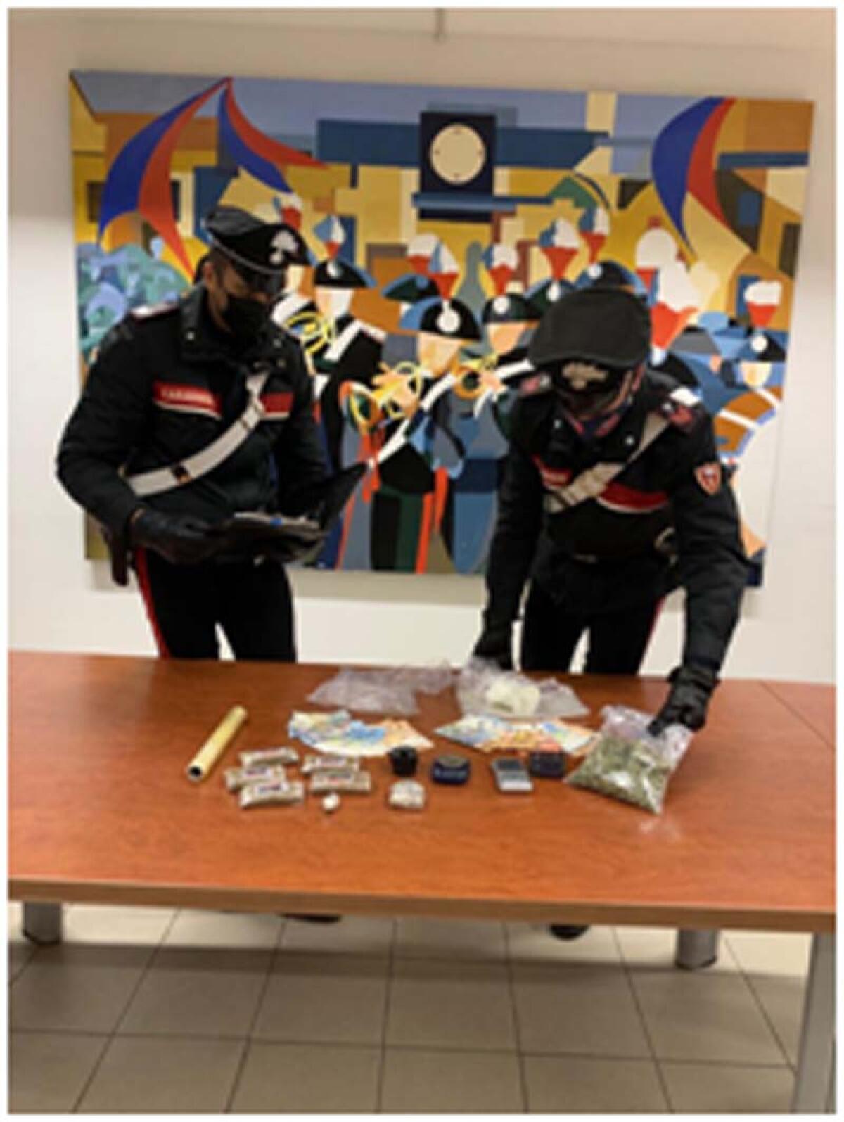 Aprilia, mezzo chilo di hashish e 90 grammi di marijuana in casa: due giovani in arresto - 
