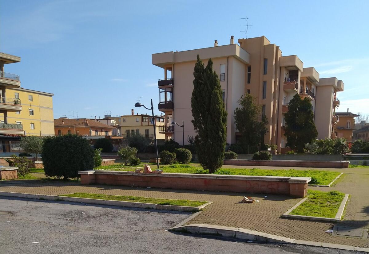 Aprilia, di nuovo rifiuti gettati nelle aree verdi: "L'inciviltà è sempre più una regola" - 